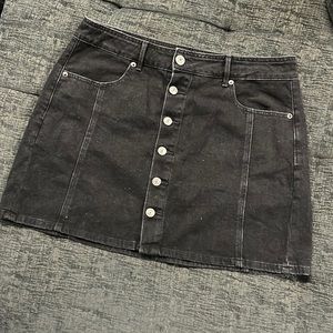 American Eagle High-Rise Mini Skirt black denim button detail, US 12 great cond.